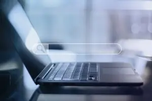 Nahaufnahme eines Laptops mit Browser-Suchleiste &ndash; Symbolbild f&uuml;r das Favicon