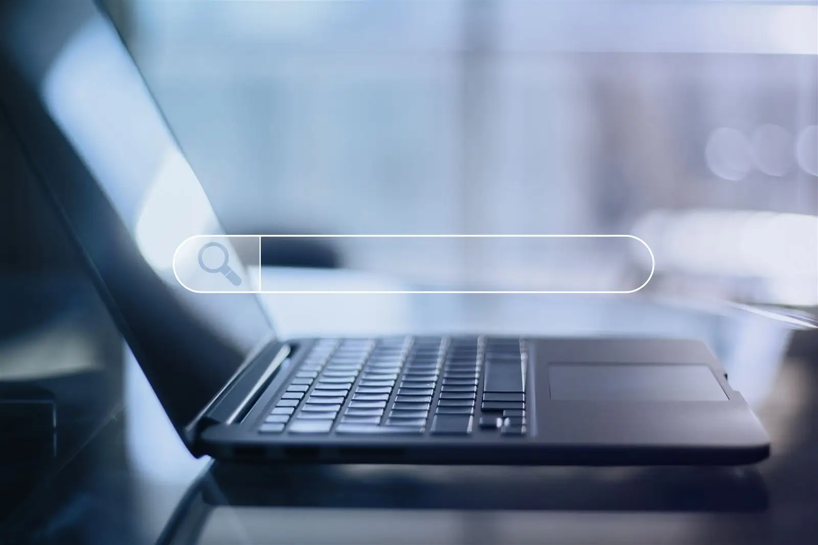 Nahaufnahme eines Laptops mit Browser-Suchleiste – Symbolbild für das Favicon