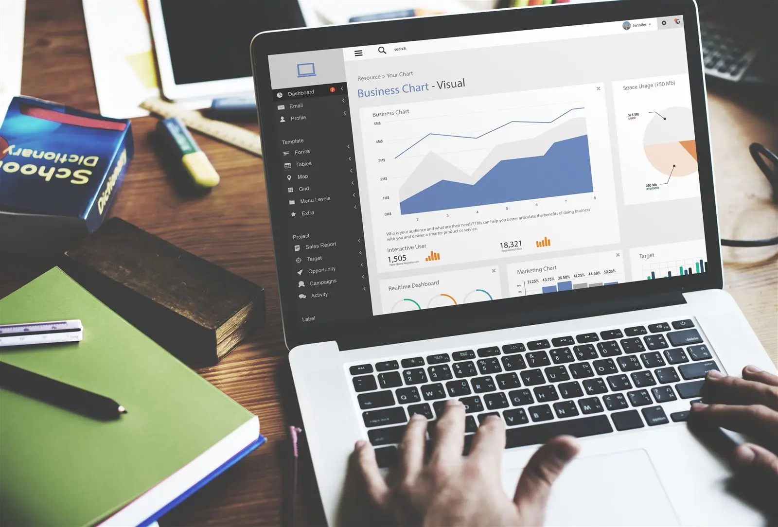 Mann arbeitet am Laptop mit Auswertungsdiagrammen – Symbolbild für Google Ads oder SEO