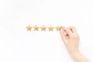 Hand zeigt auf fünf Sterne – Symbolbild für Google-Bewertungen