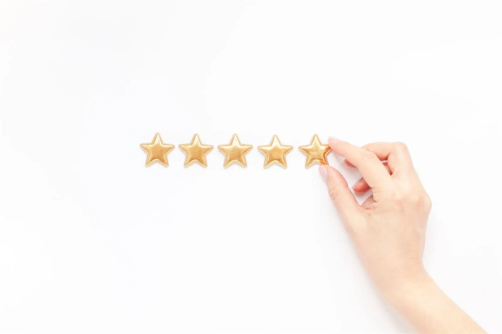 Hand zeigt auf fünf Sterne – Symbolbild für Google-Bewertungen