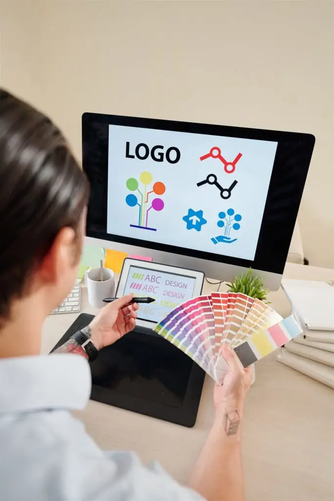 Grafikdesigner arbeitet an Logo-Entwürfen am Schreibtisch – Grafikdesign Agentur Essen