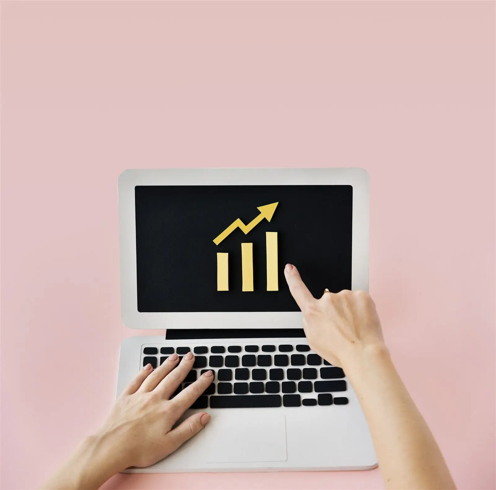 Laptop mit steigender Wachstumskurve – Symbolbild für die Dauer von SEO