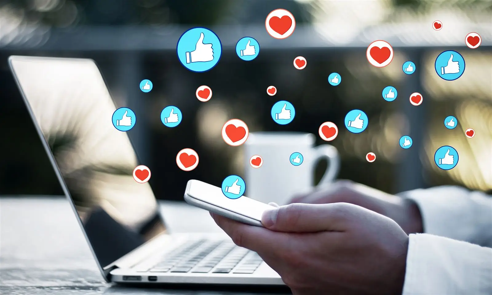Laptop und Smartphone mit Social-Media-Symbolen – Symbolbild für Social-Media-Fehler von Unternehmen