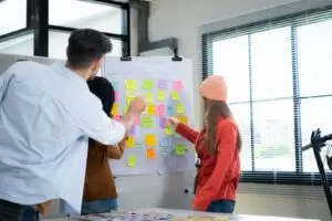 Team plant ein Projekt an einem Whiteboard mit Haftnotizen – Symbolbild für die Vorbereitung eines Website-Relaunchs