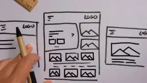 Hand skizziert mit Stift Website-Layouts auf Papier, Symbolbild f&uuml;r die &Uuml;berarbeitung einer Website