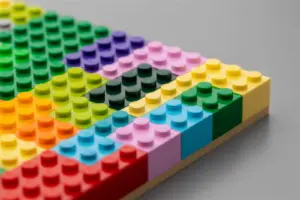 Bunte Kunststoff-Bausteine auf grauem Hintergrund &ndash; Symbolbild f&uuml;r WordPress oder Website-Baukasten