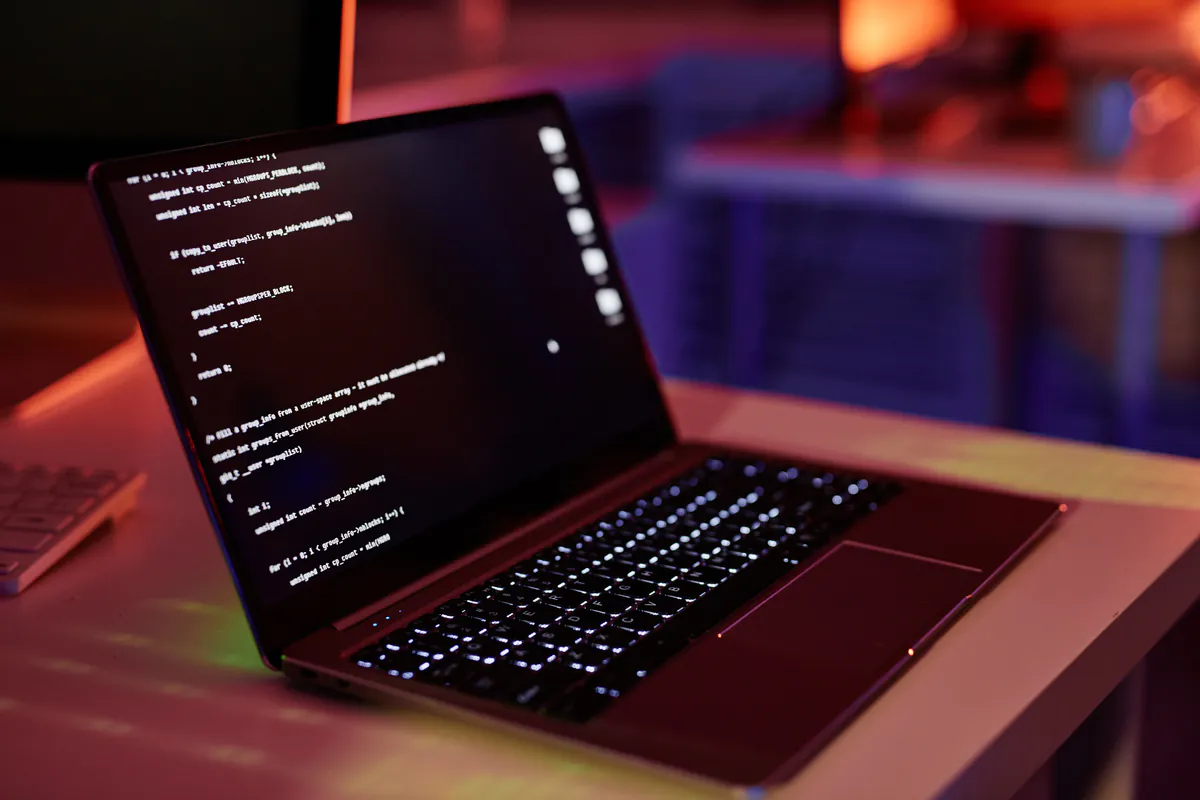 Laptop mit Programmcode auf dem Bildschirm, Prüfung der PHP-Version